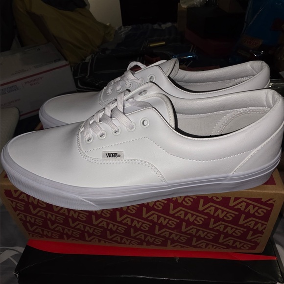 Vans Men\'s Classic White Sneakers